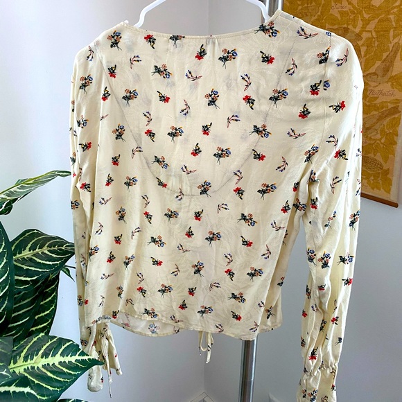 Urban outfitters floral tie crop top with tie sleeves - Picture 2 of 2